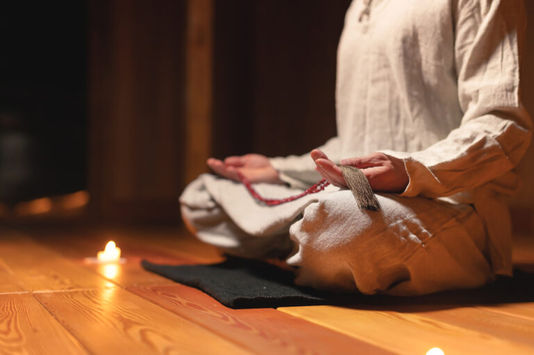 Close-up,The,Male,Hand,Of,A,Monk,Practicing,Meditation,Holds